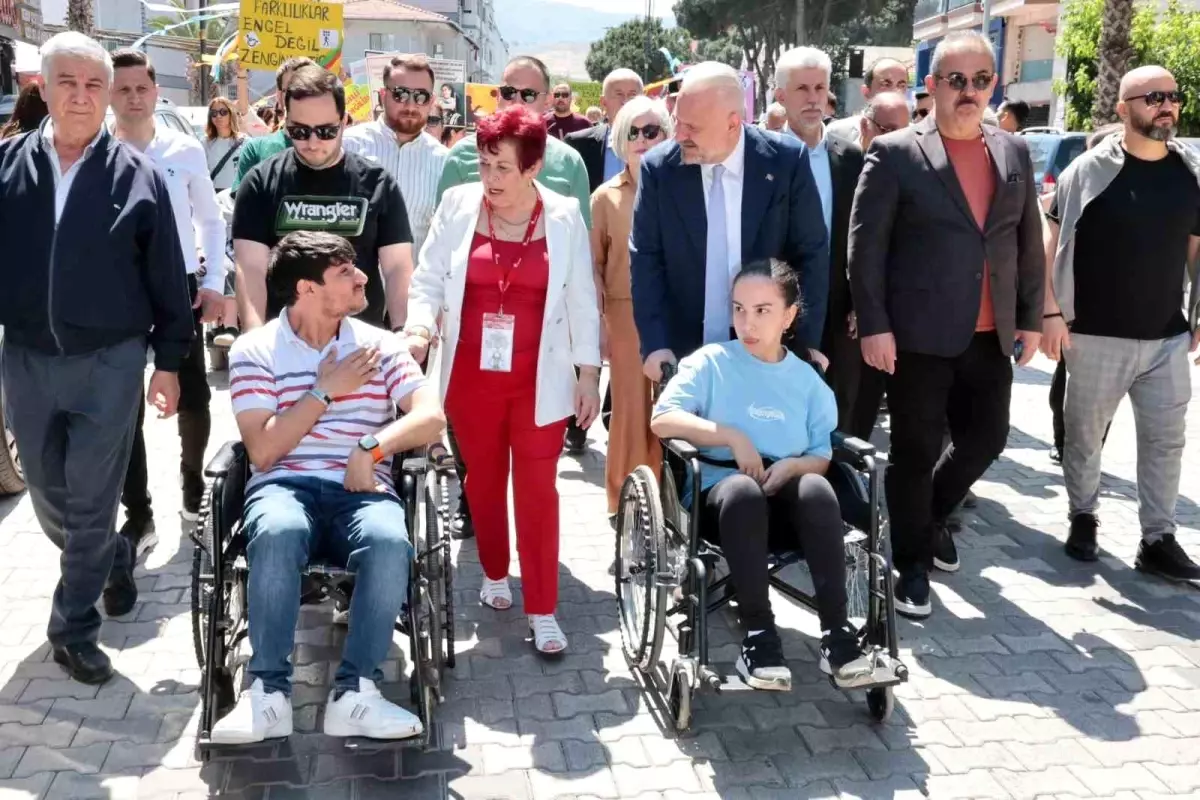Menemen\'de Engelliler Haftası İçin Farkındalık Yürüyüşü Düzenlendi