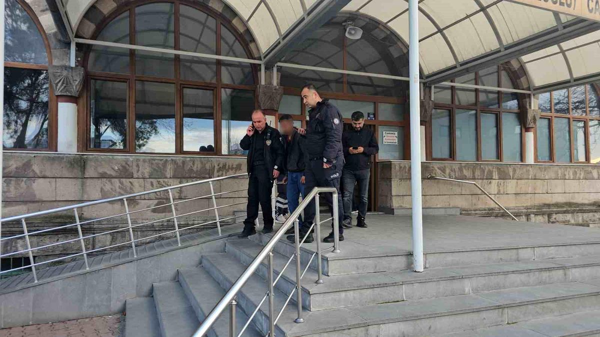 Kayseri\'de Minareye Çıkan Adam İkna Edildi