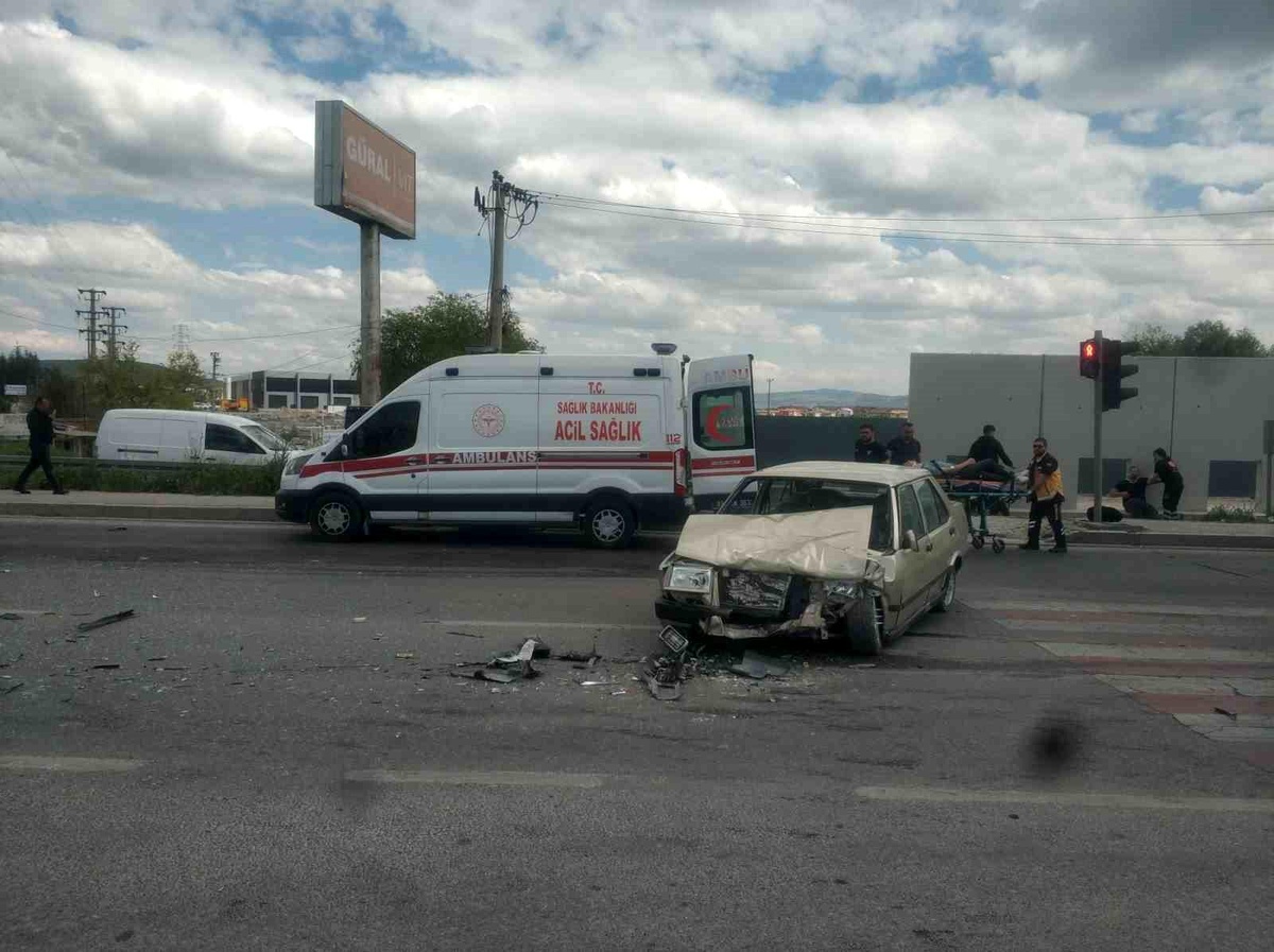 Afyonkarahisar\'da Trafik Kazası: 4 Yaralı
