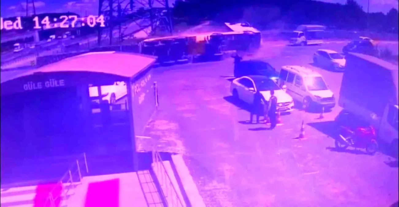 Sultanbeyli\'de Hafriyat Kamyonu Devrildi