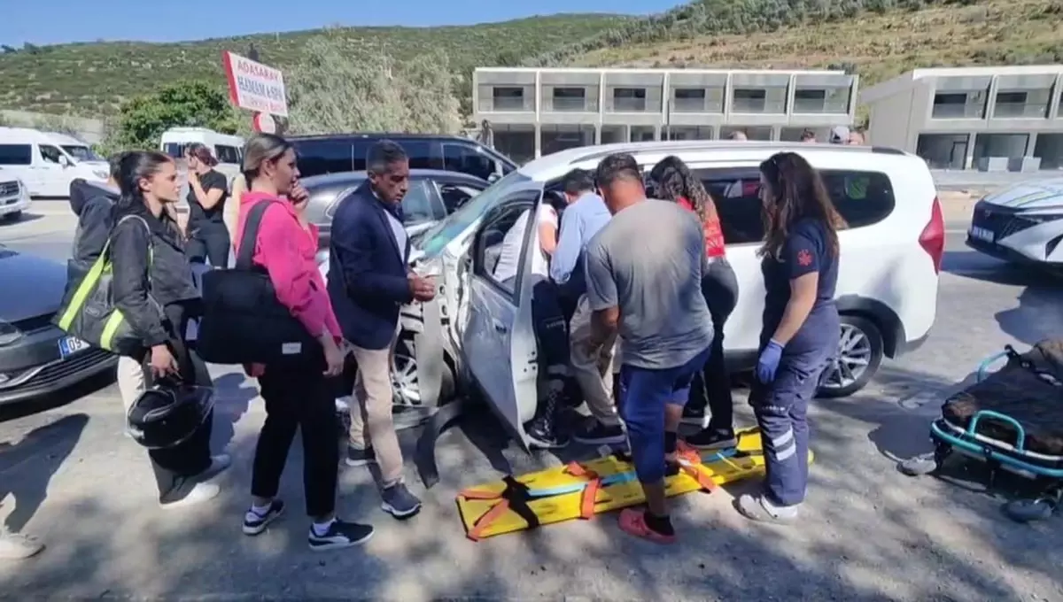 Kuşadası\'nda Kontrolden Çıkan Araç 3 Araca Çarptı