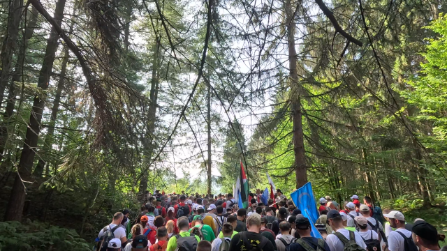 Uluslararası Genç Derneği, Srebrenitsa Soykırımını Anmak için Barış Yürüyüşü Düzenliyor