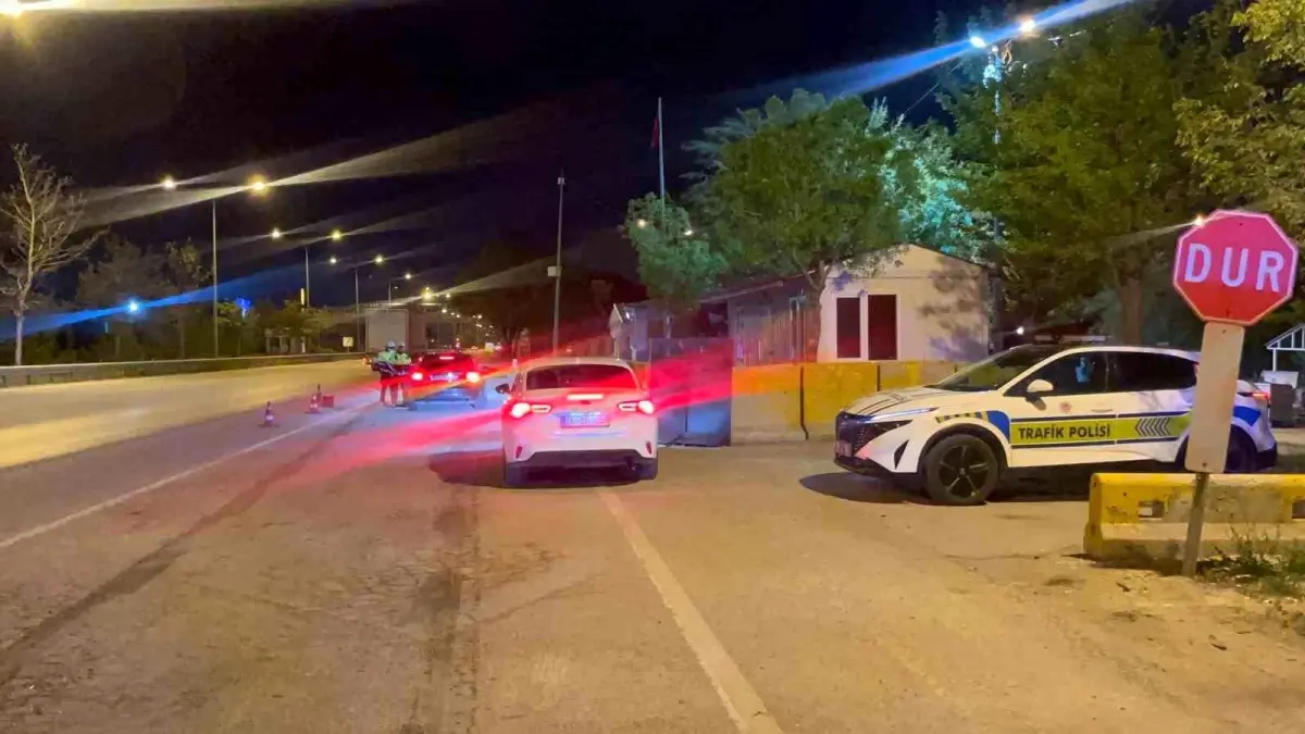 Eskişehir\'de Kaçan Sürücü Polis Memuruna Çarptı