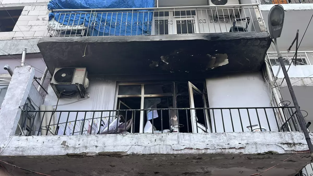Kocaeli\'de yangına müdahale ederken alevler büyüyünce balkondan atladı
