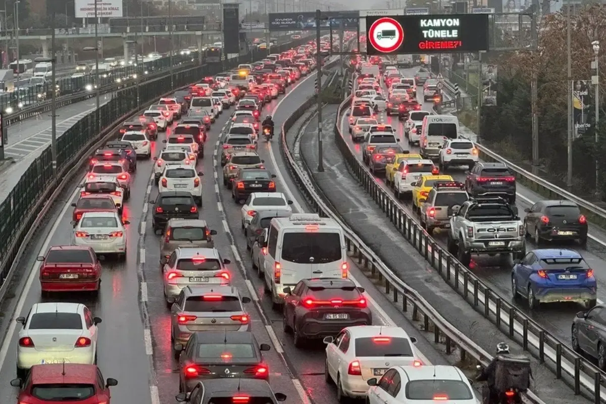 Yeni trafik cezaları Meclis\'te, araç kullanırken telefonla konuşanlar servet ödeyecek