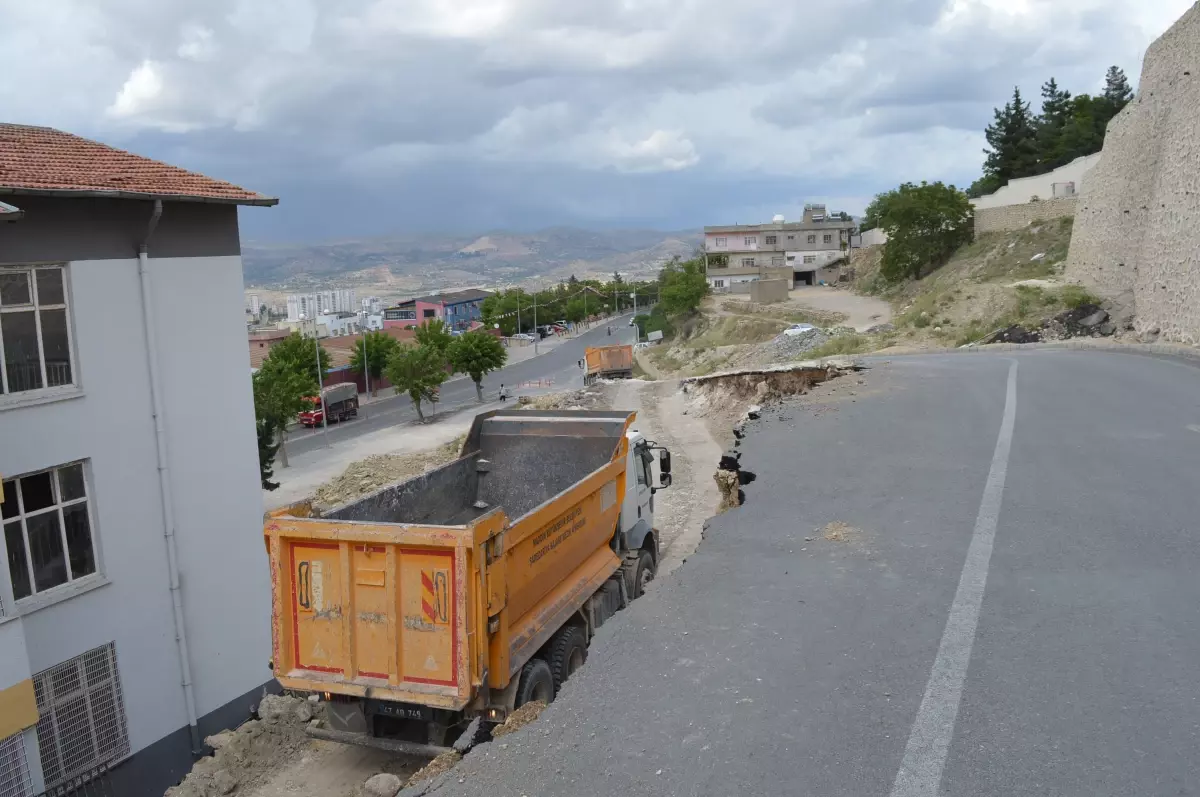 Mardin\'de Yol ve İstinat Duvarı Okulun Bahçesine Çöktü