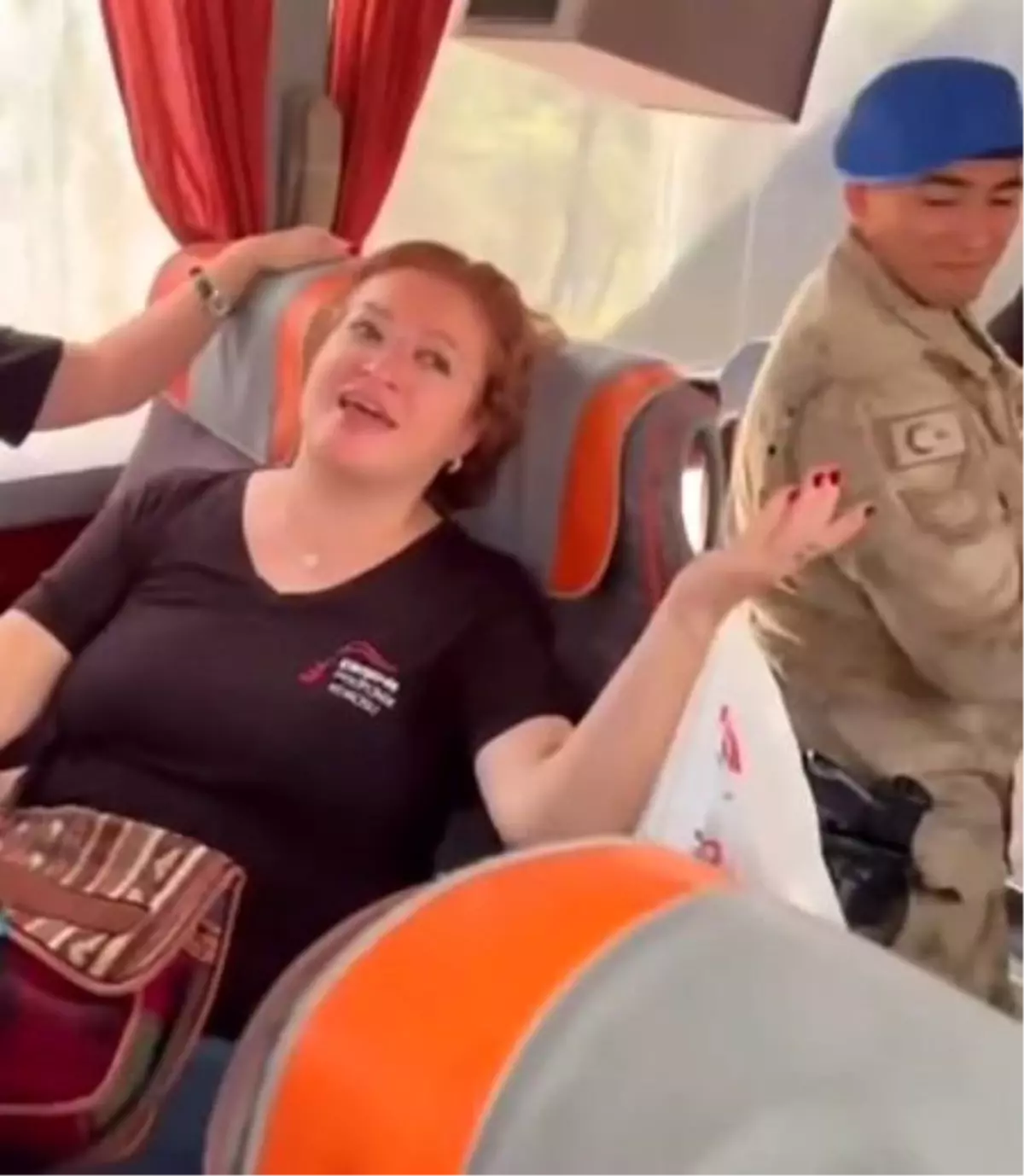 Kimlik Kontrolünde Koro Şarkıları