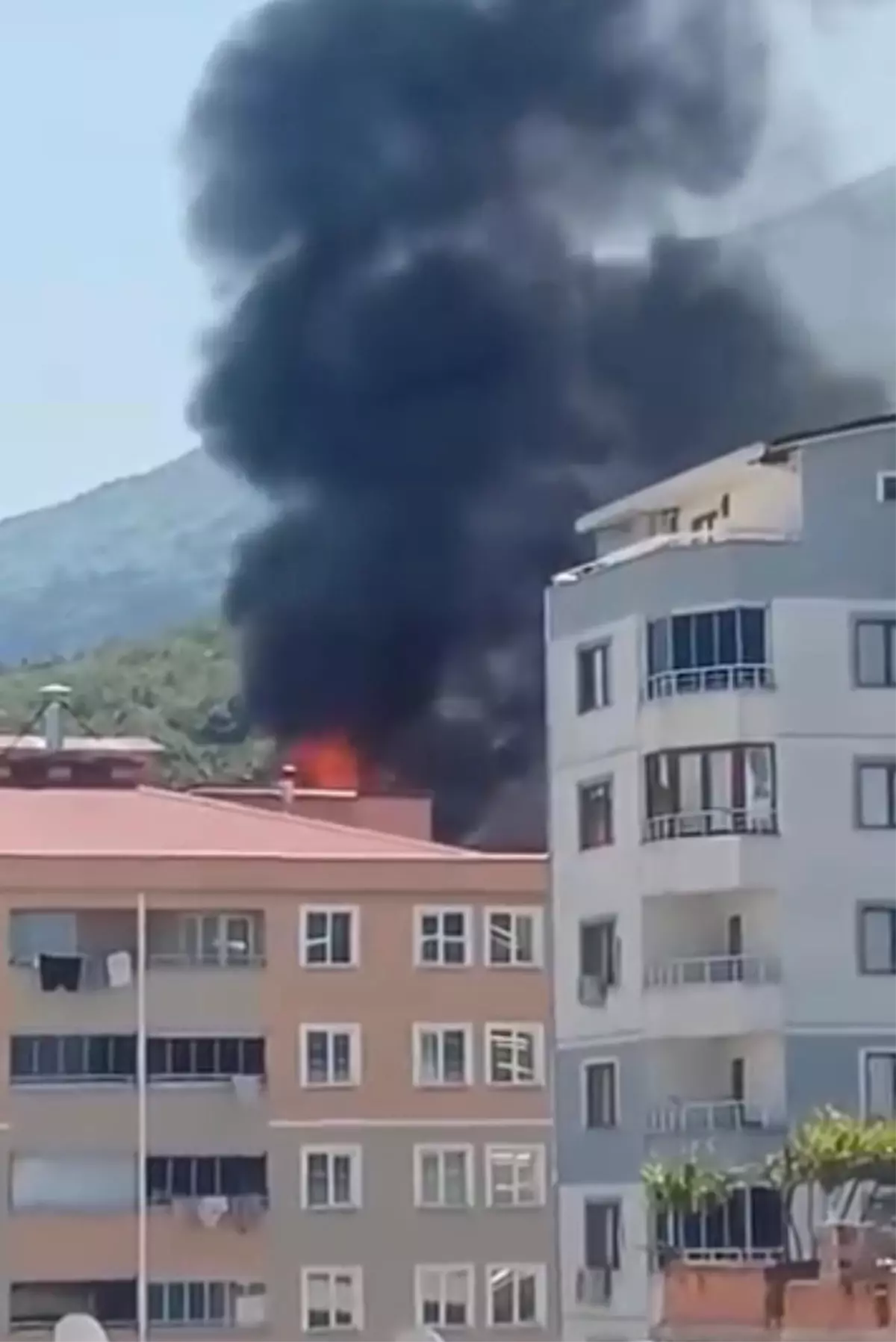 Bursa\'da Apartman Çatısında Yangın