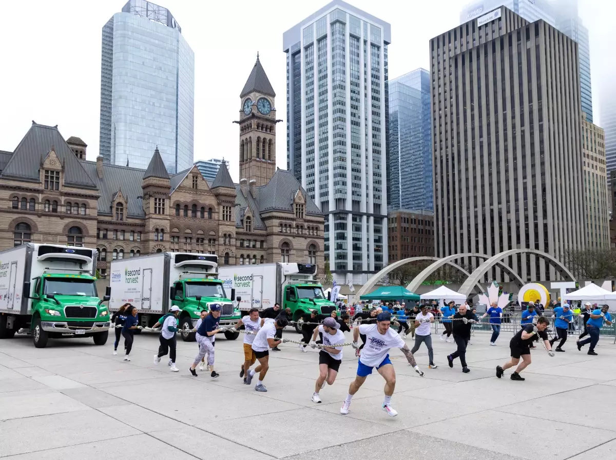 Toronto\'da Gıda İçin Kamyon Çekme Yarışması