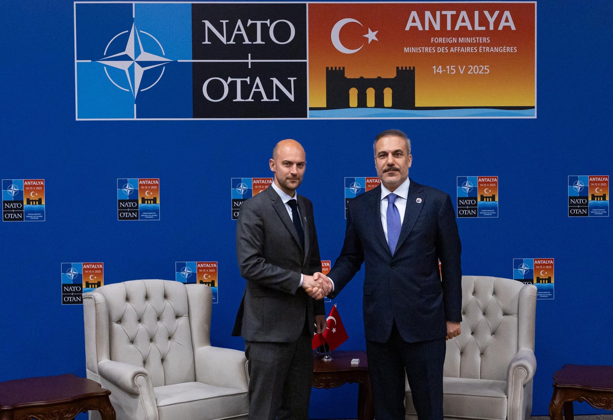 Fidan ve Barrot NATO Zirvesinde Görüştü