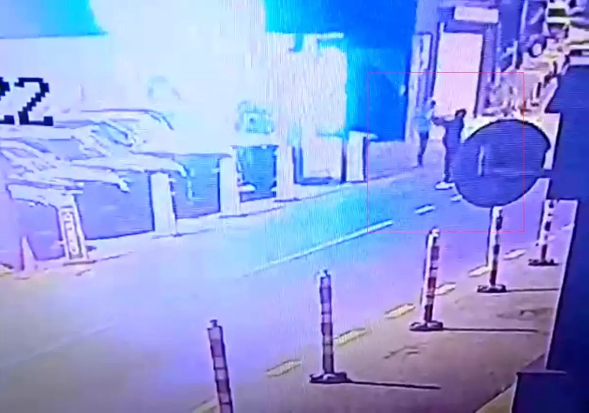 15 Yaşındaki Çocuk Oto Galeriyi Kurşunladı