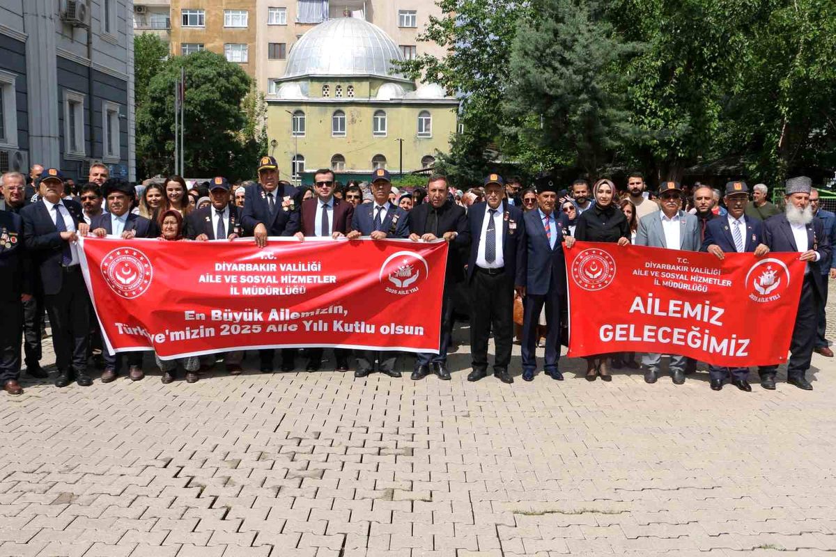 Diyarbakır\'da \'Uluslararası Aile Günü\'nde kortej yürüyüşü gerçekleştirildi