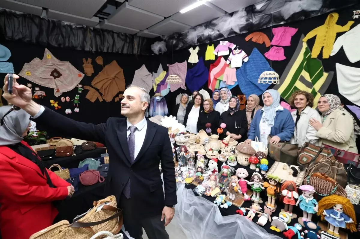 Çayırova\'da Kadınların El Emeği Sergilendi