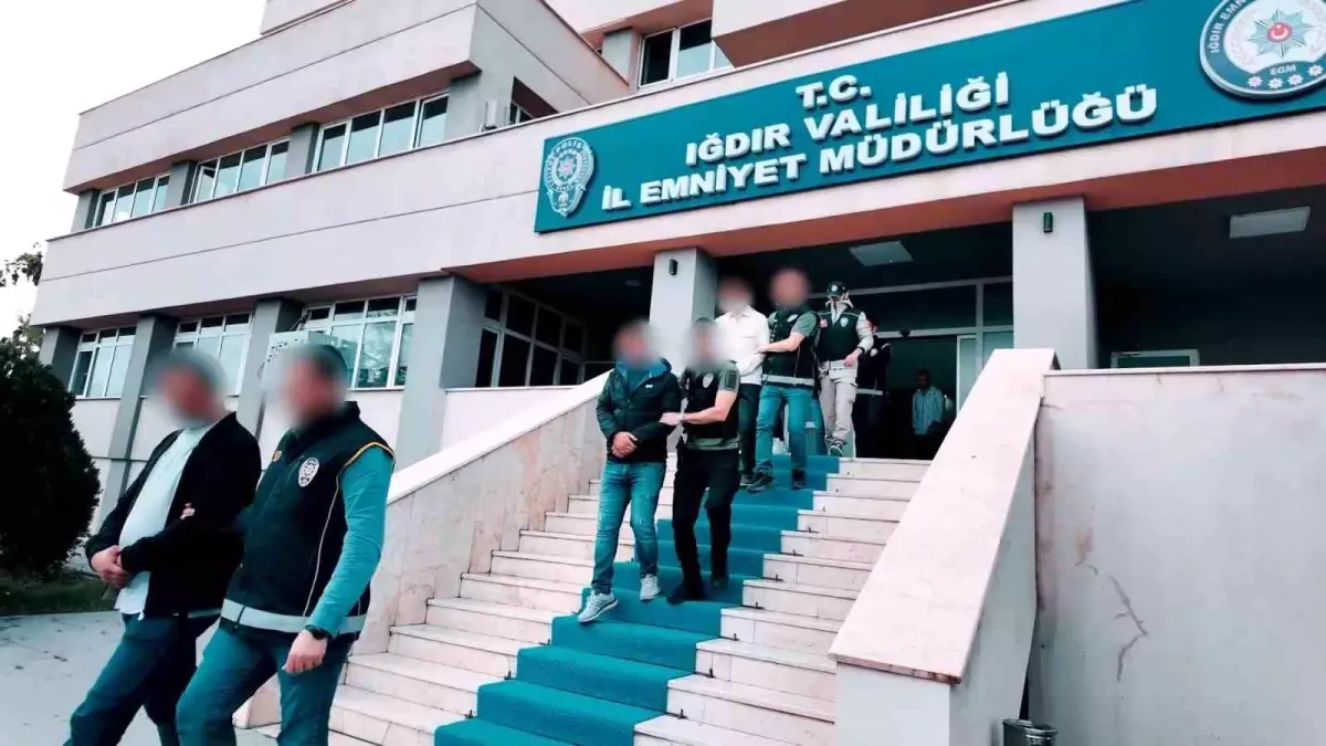 Iğdır ve Ağrı\'da kaçak göçmenlere sahte belge düzenleyen şüphelilere operasyon: 2 tutuklama