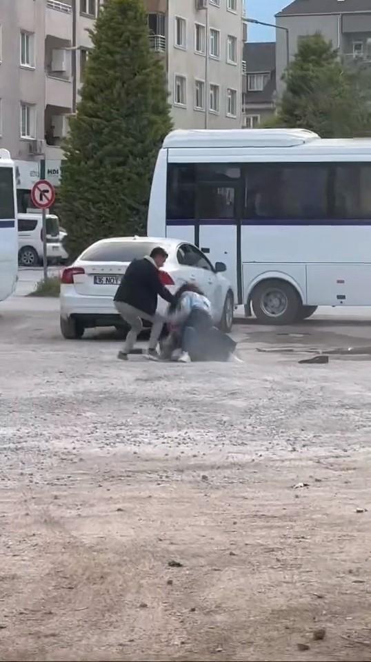 İki genç kız otoparkta birbirine girdi