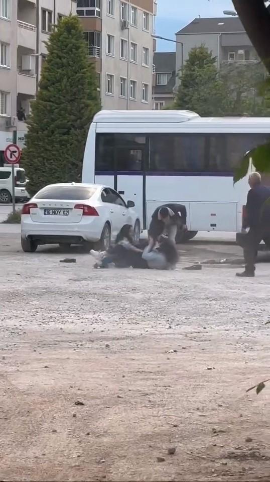 İki genç kız otoparkta birbirine girdi