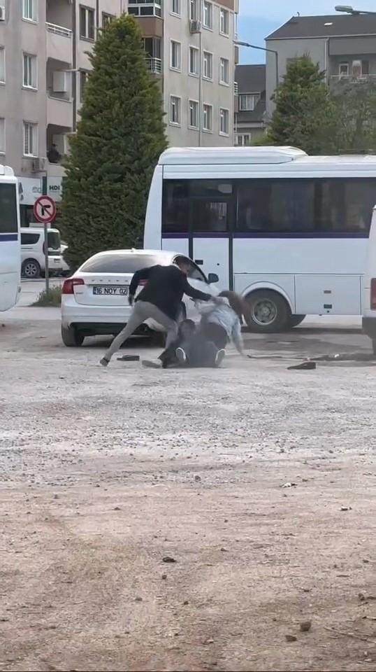 İki genç kız otoparkta birbirine girdi