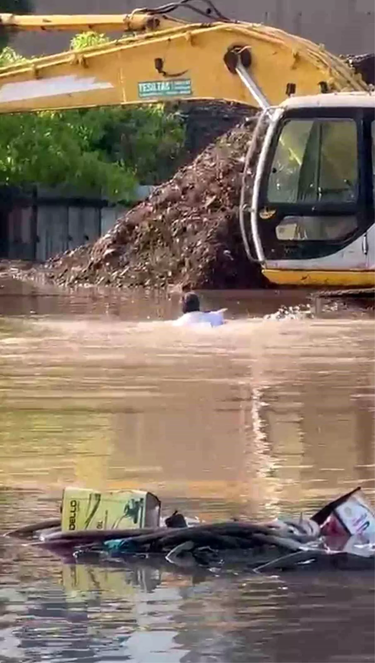 Hatay\'da İş Makinesi Yağmurda Suya Gömdü