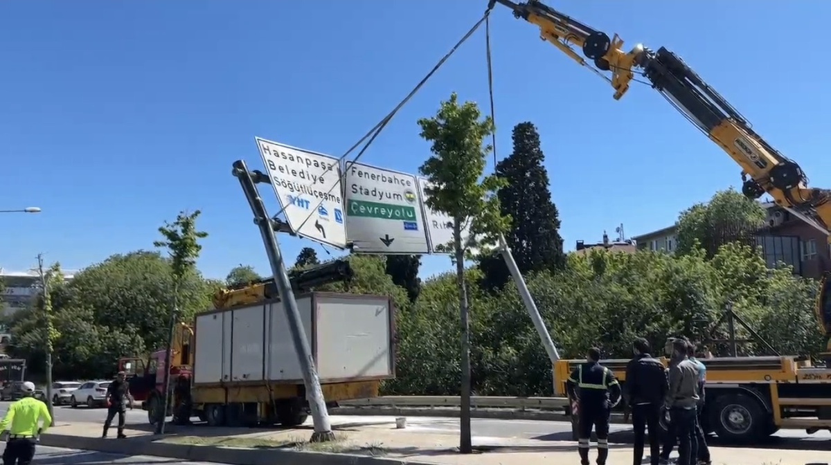 Kadıköy\'de Vinç Kazası: Yol Kapatıldı