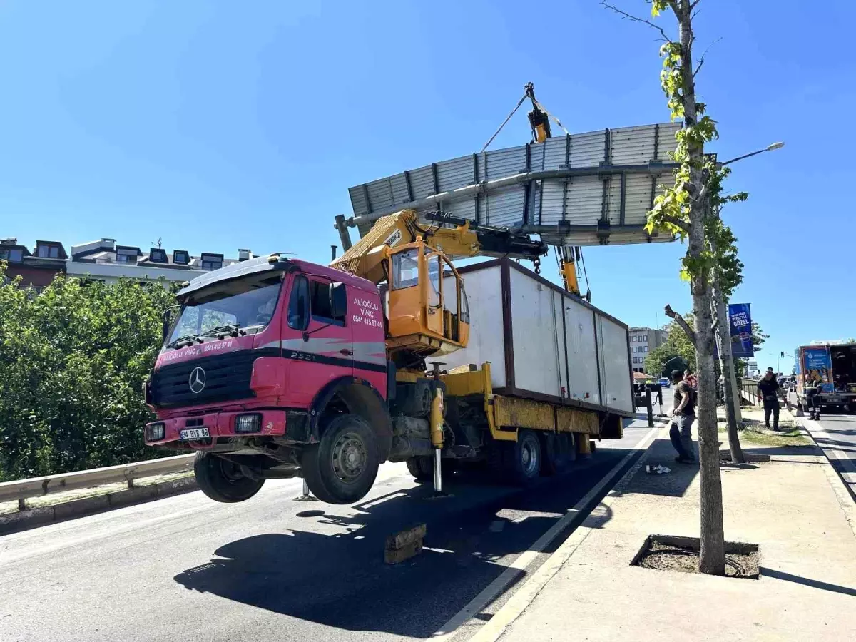 Kadıköy\'de Vinç Kazası: Baş Üstü Levhaya Çarptı