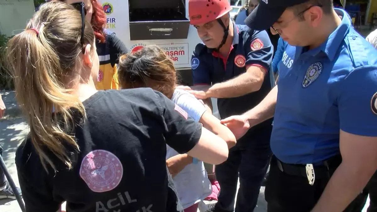 Küçük çocuk kıyafet kumbarasında mahsur kaldı