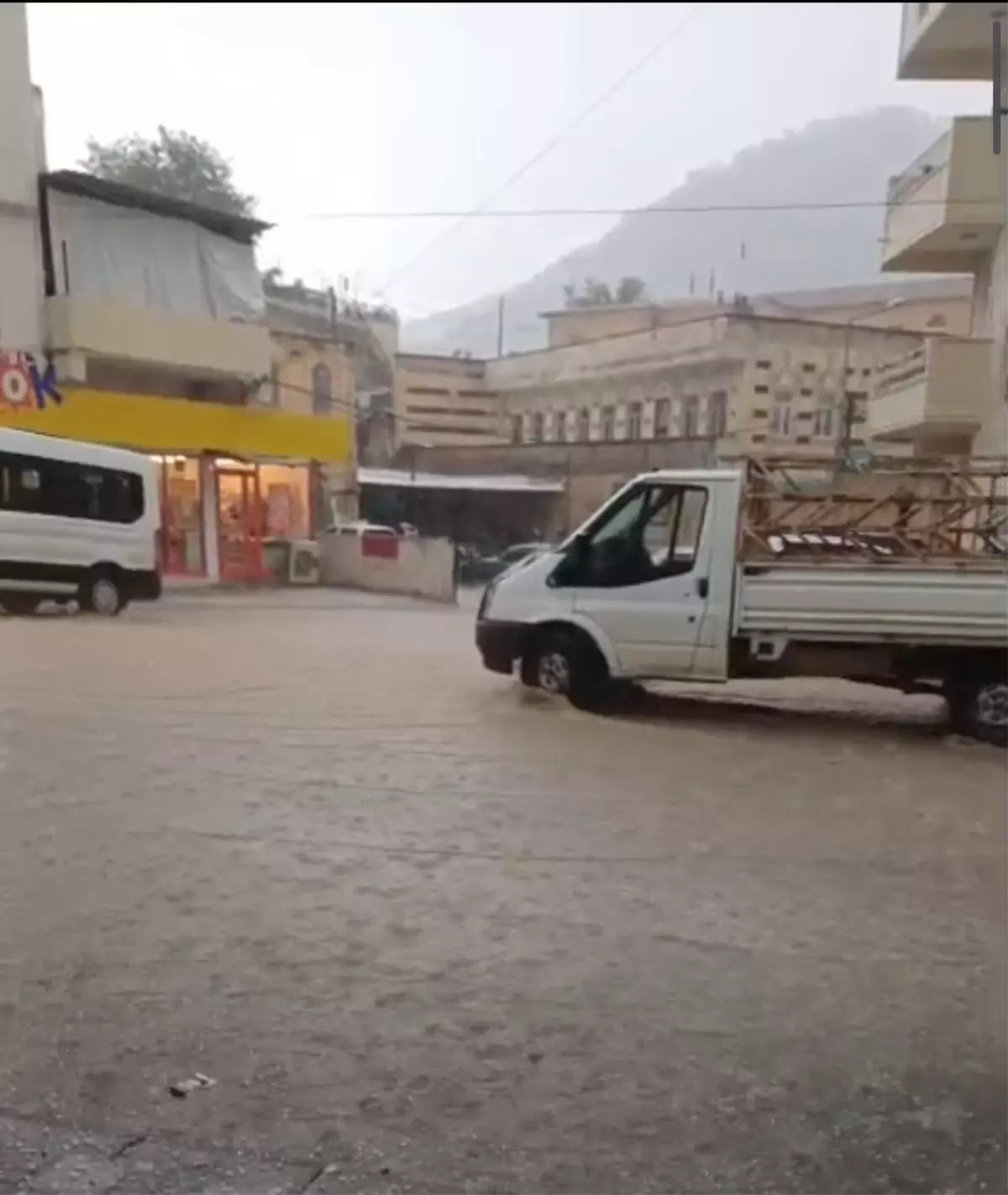 Savur\'da Sağanak Yağış Hayatı Olumsuz Etkiliyor