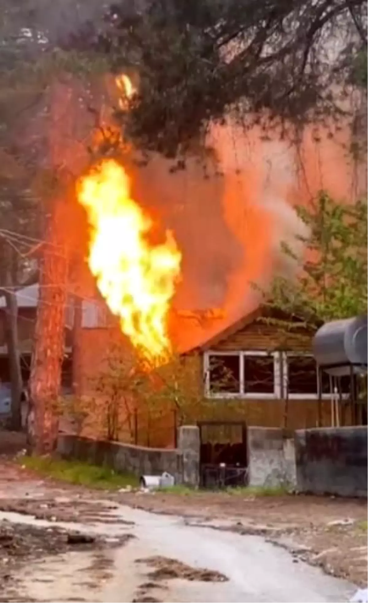 Osmaniye\'de Yangın: 3 Ev Kullanılamaz Hale Geldi