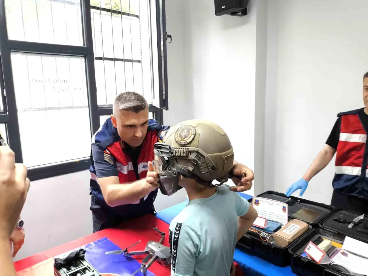 Jandarma Özel Bireylerle Eğlenceli Günü Paylaştı