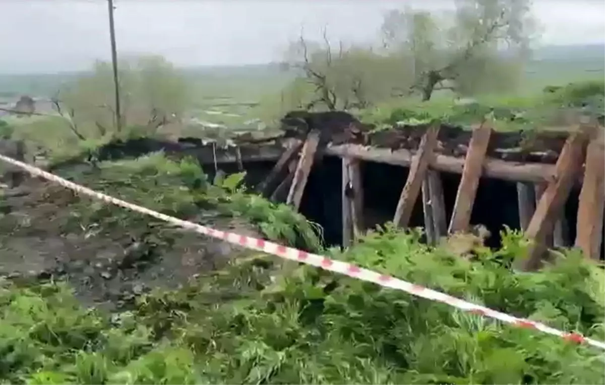 Göle\'de Sağanak Ahır Çatısını Çöktürdü