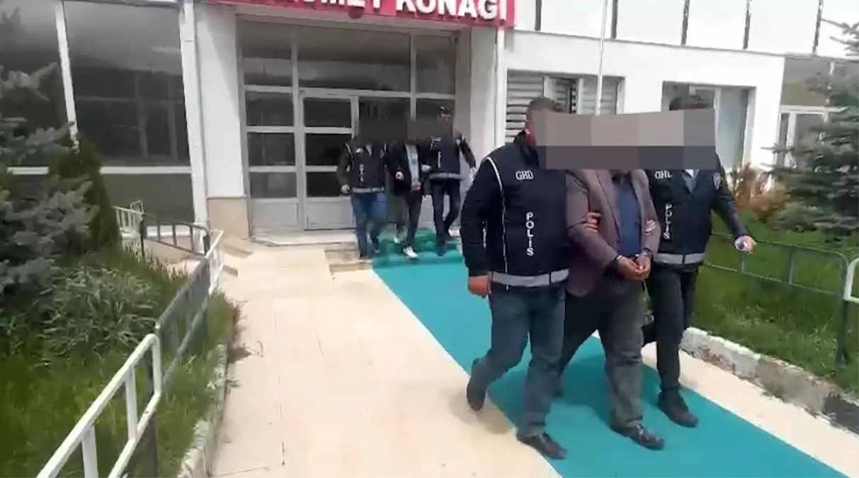 Sivas\'ta 9 Kaçak Göçmen ve 2 Kaçakçı Yakalandı