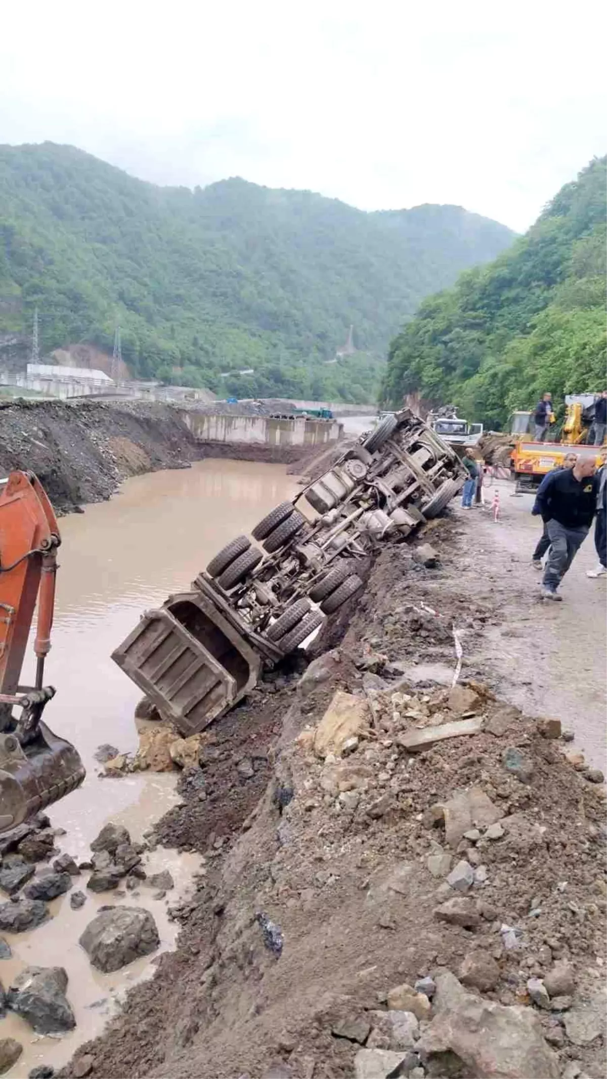 Trabzon\'da Kamyon Devrildi, Yol Kapandı