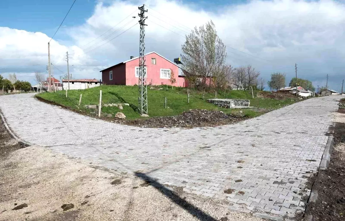 Yolluyazı Köyü\'nde Yolda Kilit Parke Taşı Çalışması