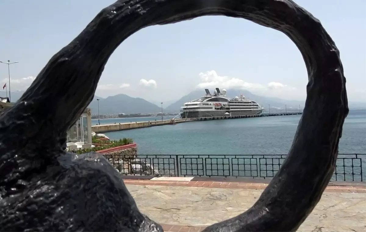 Lüks Kruvaziyer Alanya\'ya Demirledi