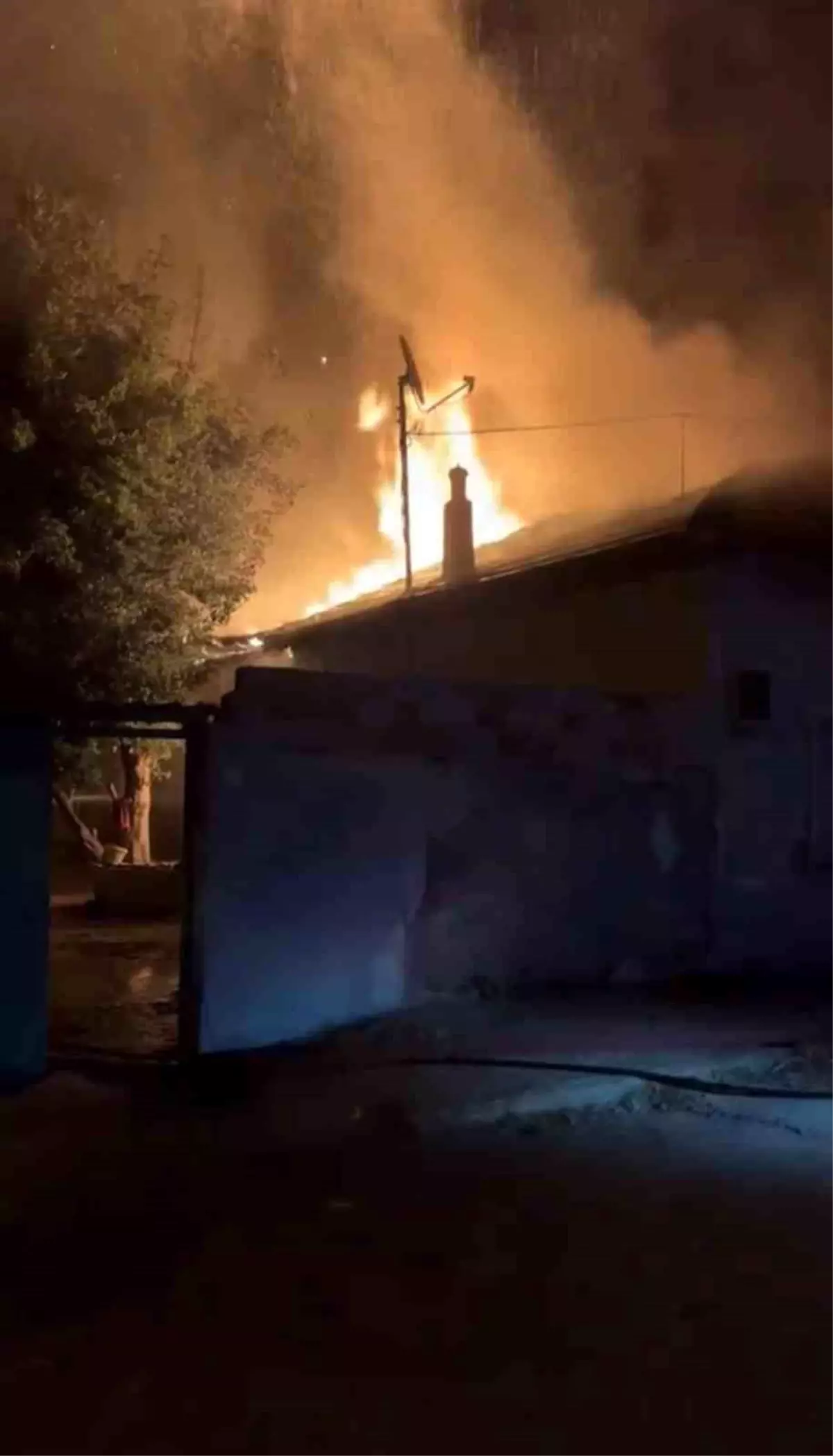 Karacabey\'de Ahır Yangını: 150 Kanatlı Telef Oldu