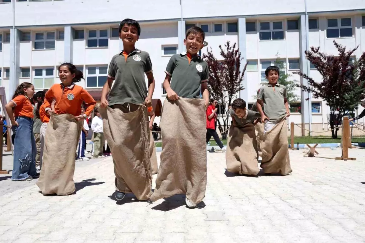 Elazığ\'da Geleneksel Oyun Tırı Coşkusu