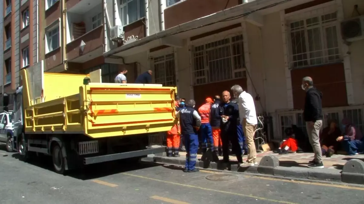 Esenler\'de Çöp Ev Temizlendi: 4 Ton Çöp 11 Kamyonla Taşındı