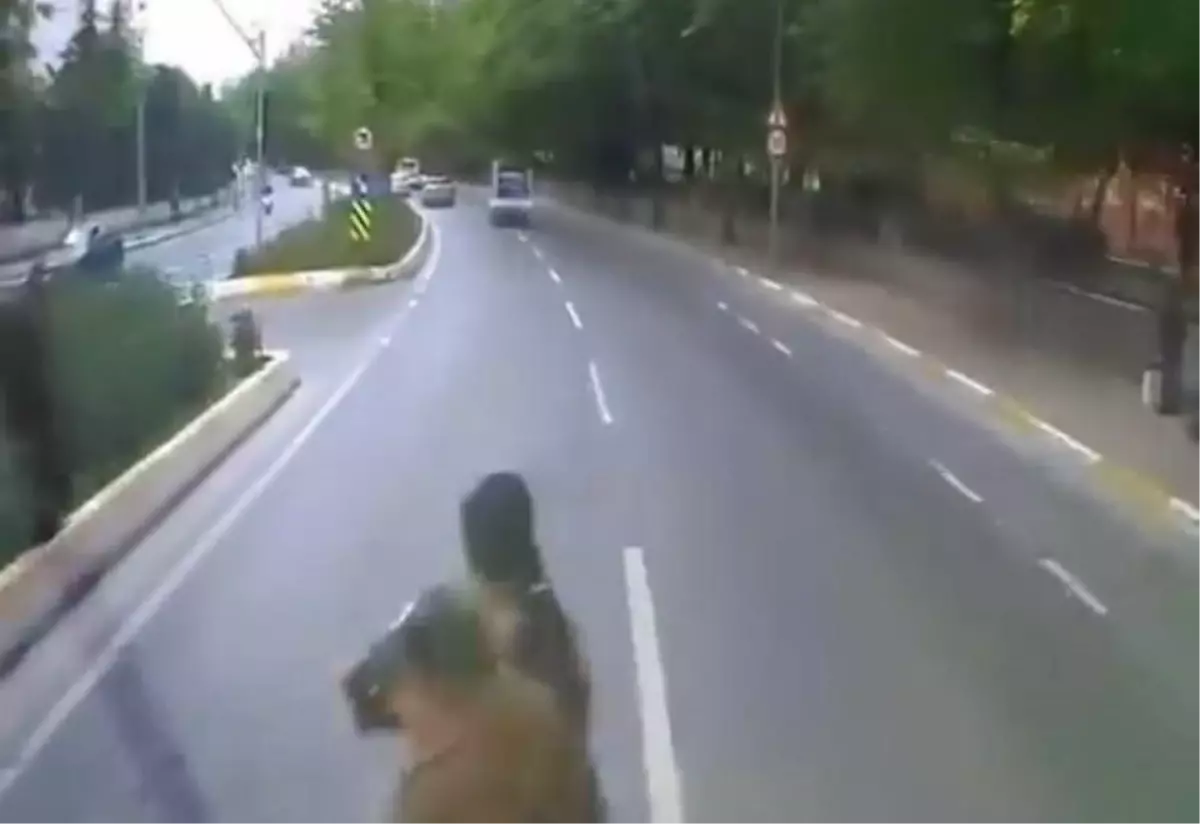 Esenyurt\'ta Kırmızı Işıkta Tehlikeli Anlar