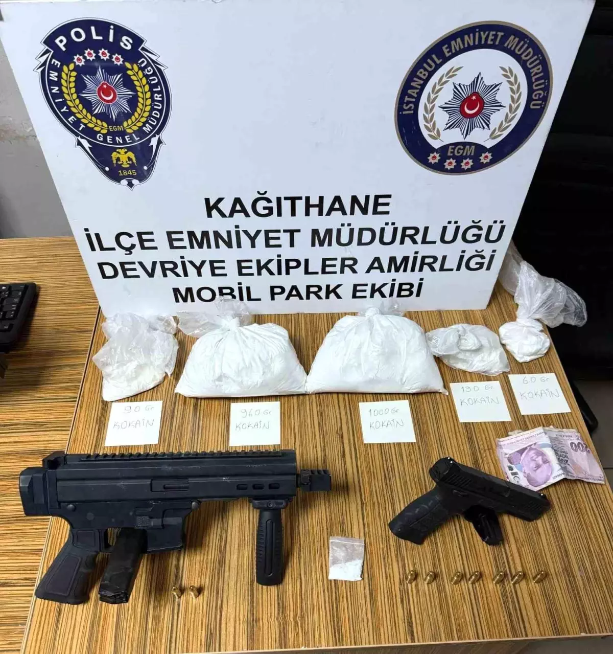 İstanbul\'da Metrobüs Durağında Uyuşturucu Operasyonu