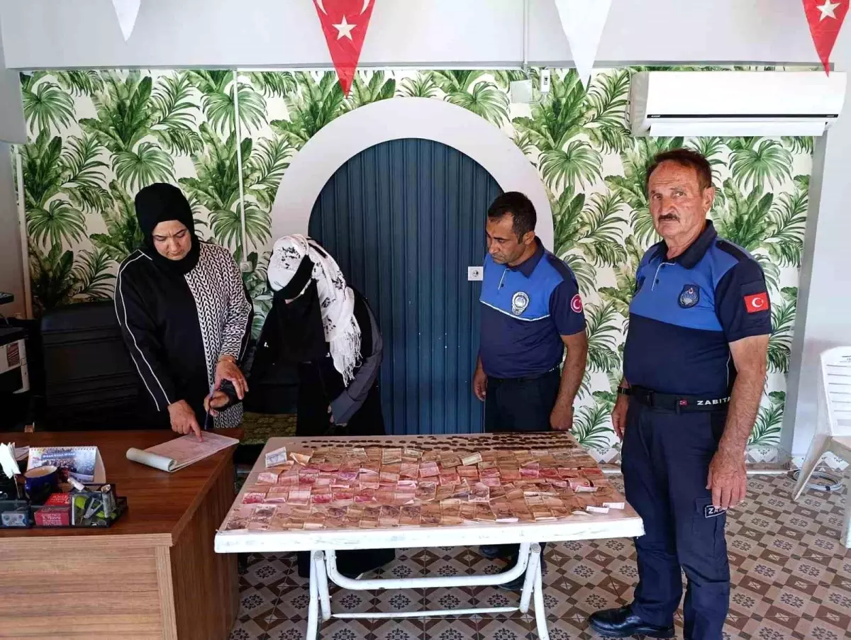 Dilenci Kadın, Yarım Günlük Kazancını Zabıta Ekiplerine Teslim Etti