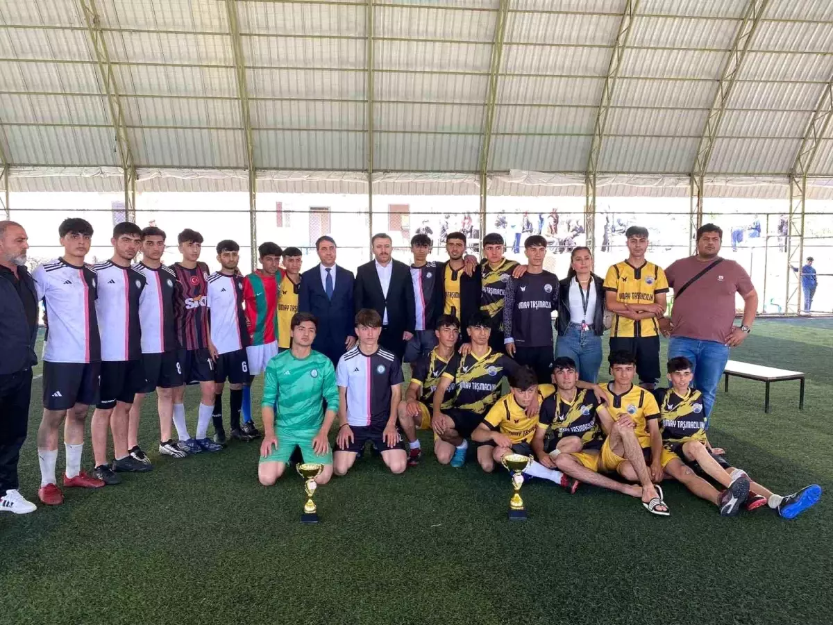 Liseler arası futbol turnuvası birincisi kupasını Kaymakam Yurdagül\'den aldı