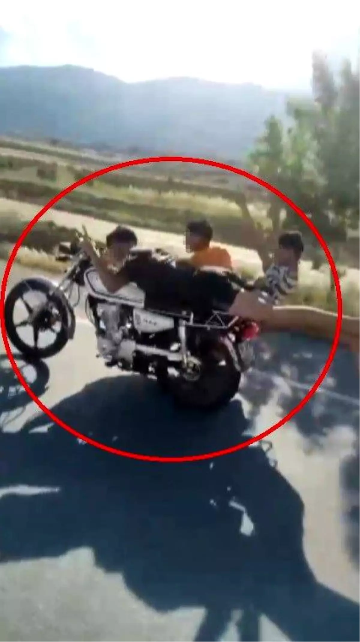 Hatay\'da Tehlikeli Motosiklet Gösterisi