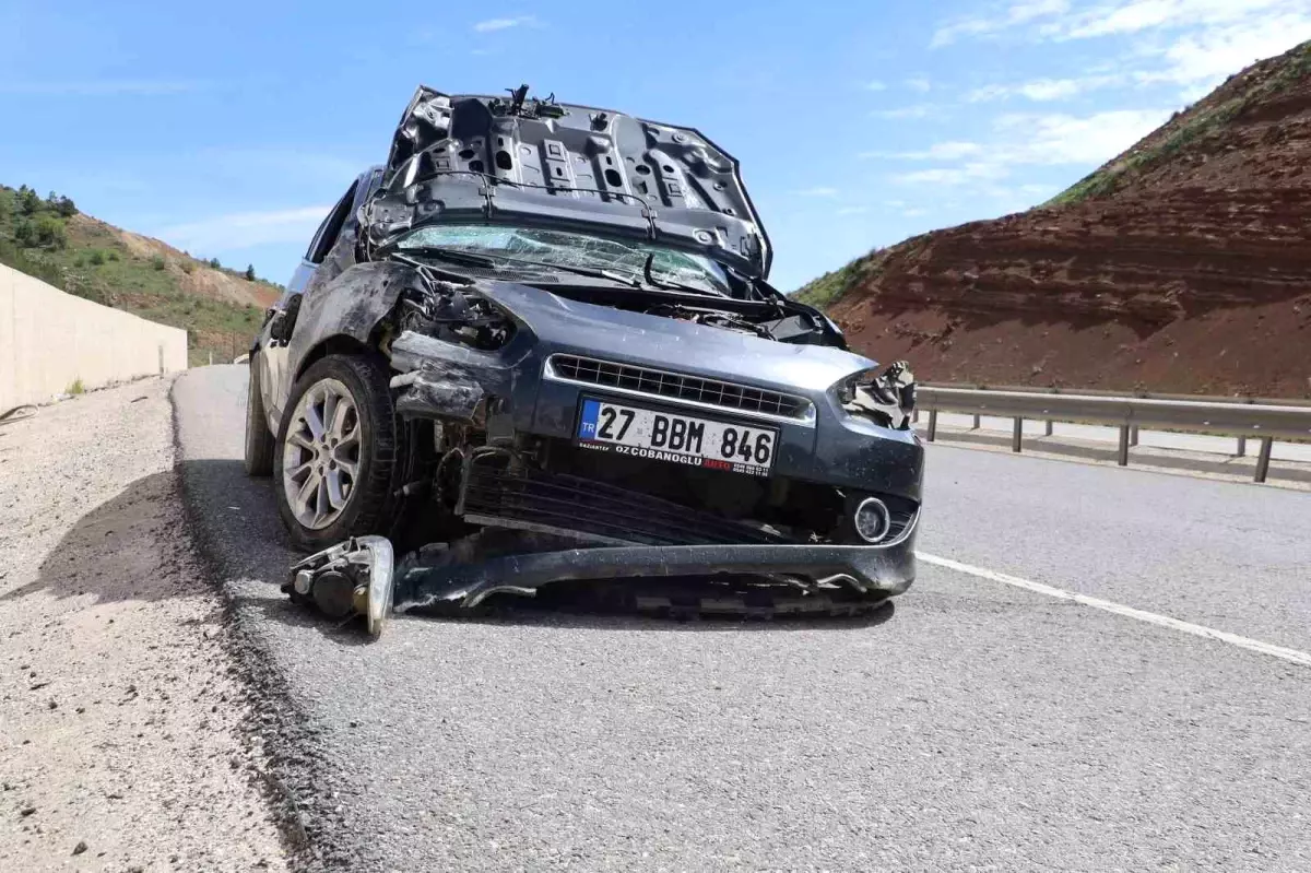 Sivas\'ta Trafik Kazası: 3 Yaralı