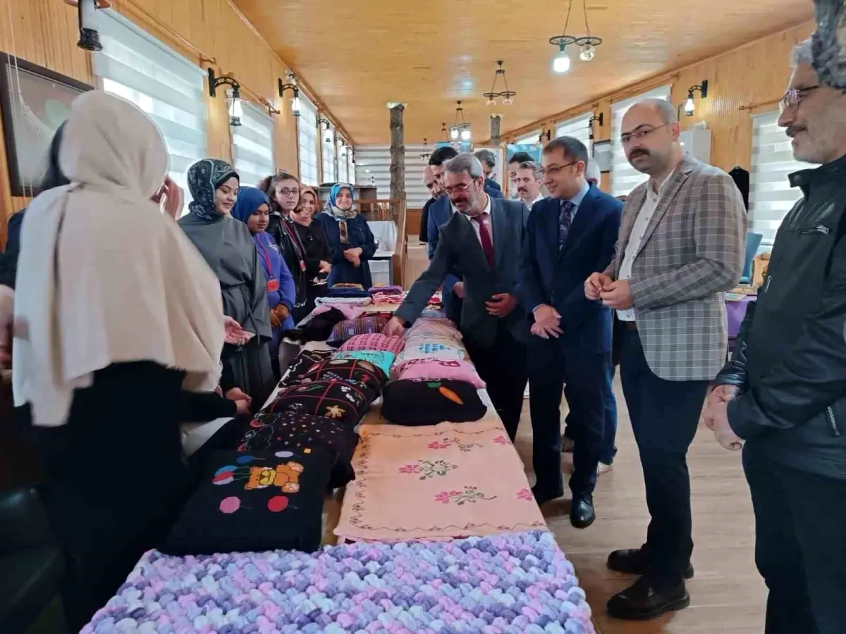 Tosya\'da Özel Öğrencilerin Yıl Sonu Sergisi Açıldı