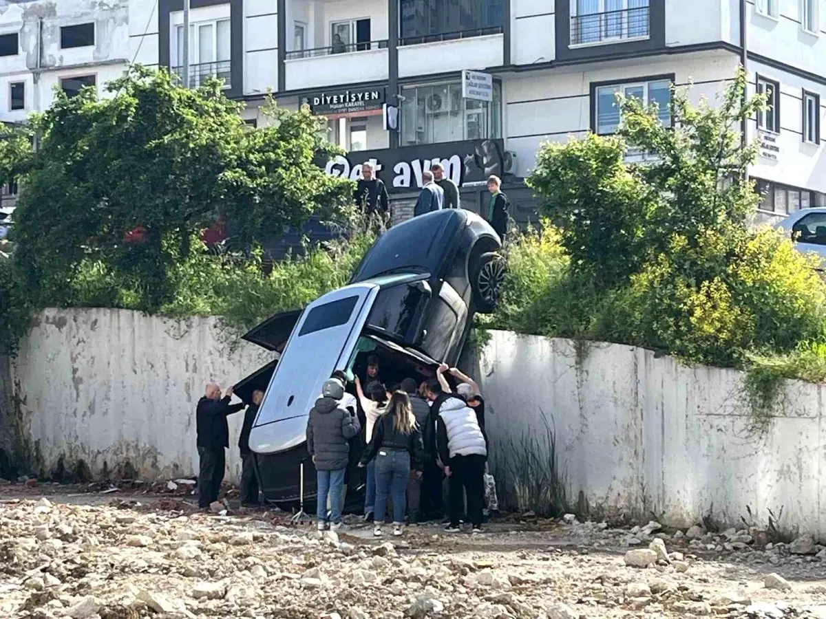 Samsun\'da Lüks Cip İstinat Duvarından Düştü