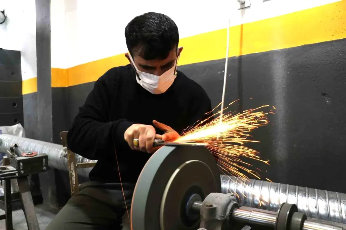 Sivas\'ta Bıçak Ustaları Kurban Bayramı İçin Yoğun Çalışıyor