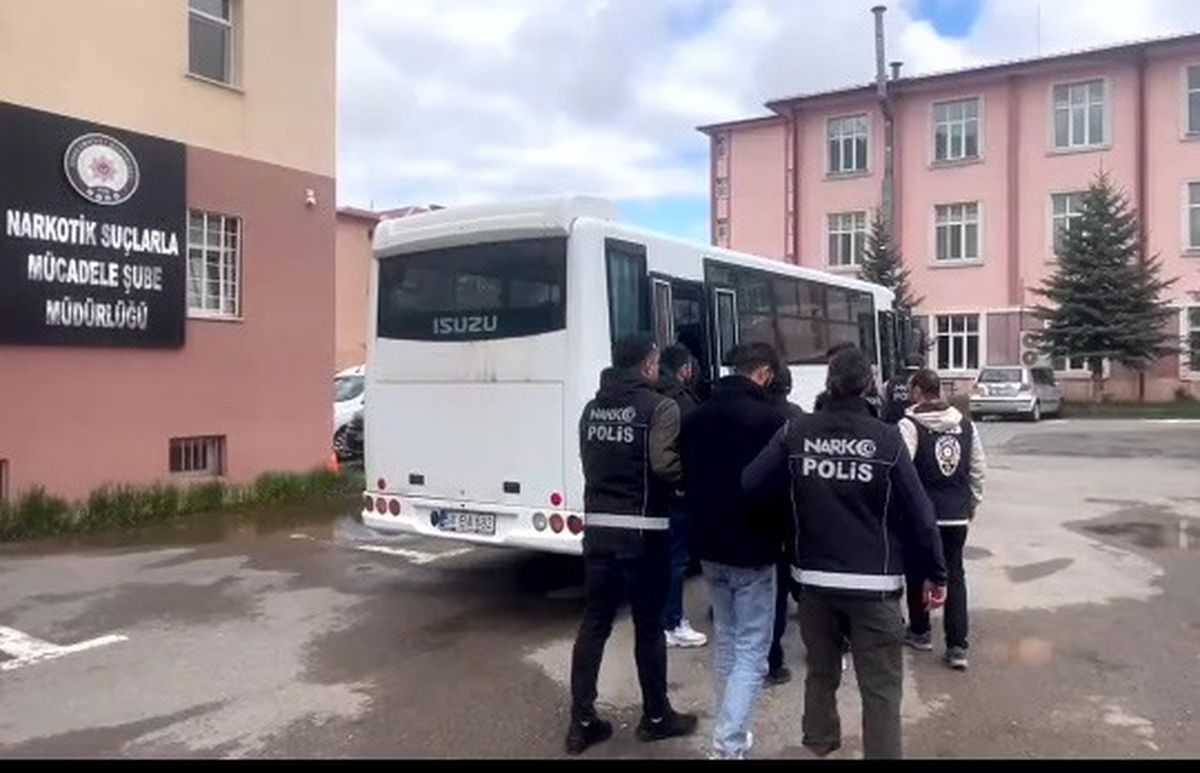 Sivas\'ta Uyuşturucu Operasyonu: 8 Tutuklama