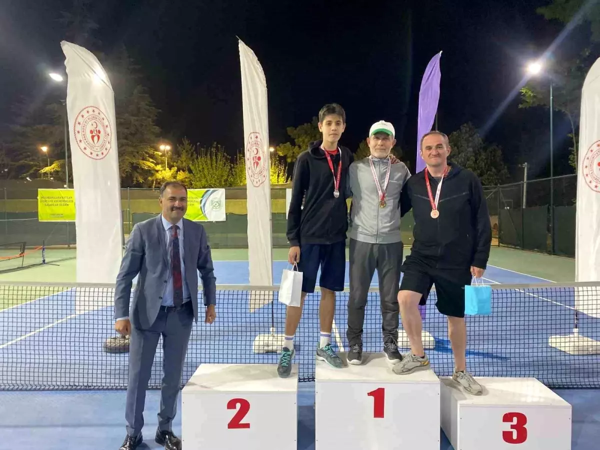 Manisa\'da Gençlik Haftası Tenis Turnuvası Sona Erdi