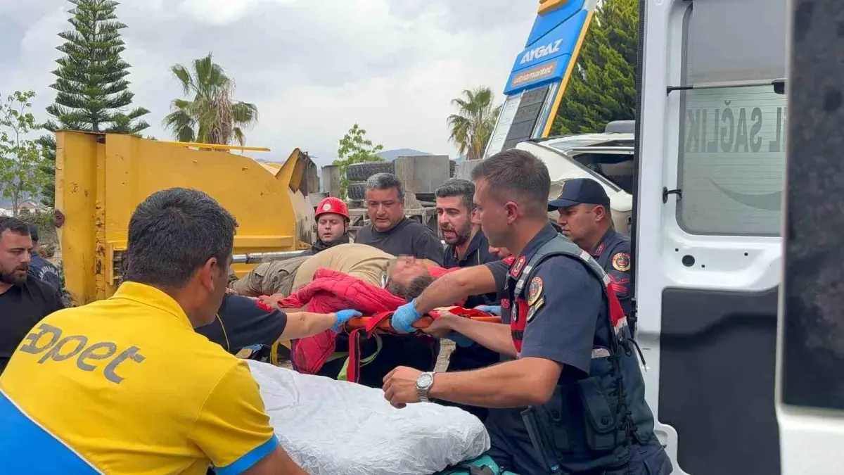 Antalya\'da Freni Patlayan Kamyon, Minibüse ve Kamyonete Çarptı: İki Yaralı