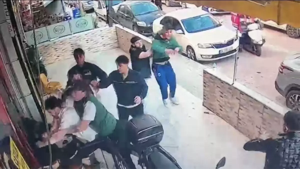 Avcılar\'da Bıçaklı Kavga: 2 Yaralı