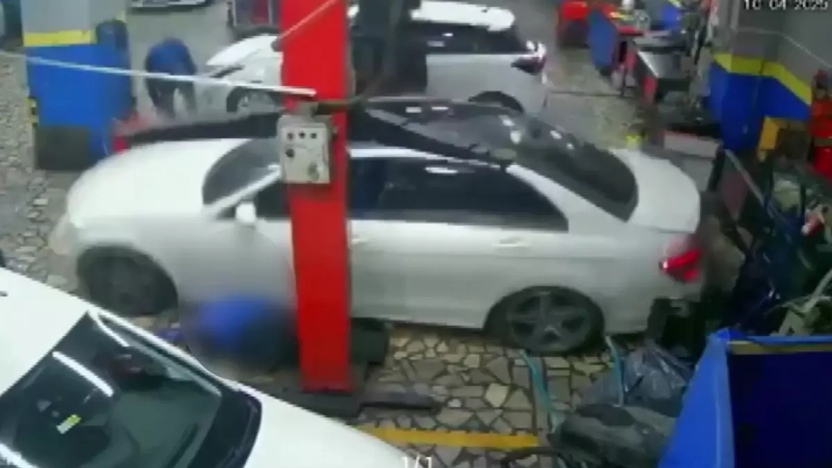 Otomobil Asansörüyle Düşen Araç, Tamirciyi Öldürdü